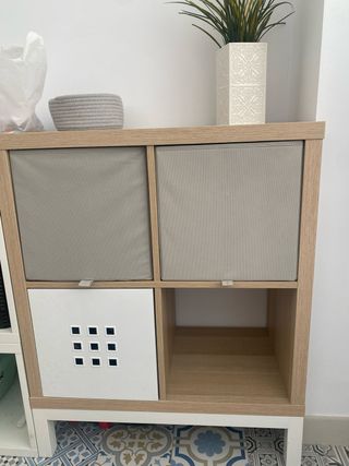 Estantería Kallax IKEA con soporte.