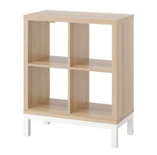 Estantería Kallax IKEA con soporte.