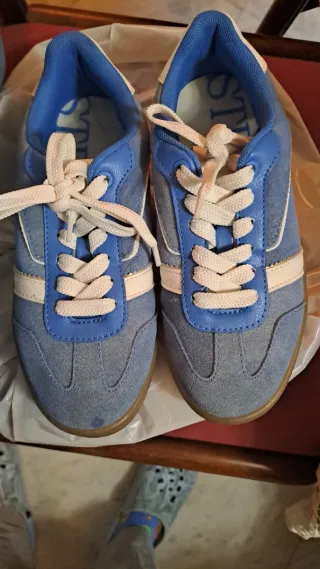 Tenis azules y blancas de Stradivarius originales