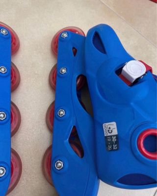 Patines en línea azules y equipo de protección