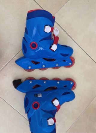 Patines en línea azules y equipo de protección