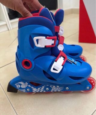 Patines en línea azules y equipo de protección