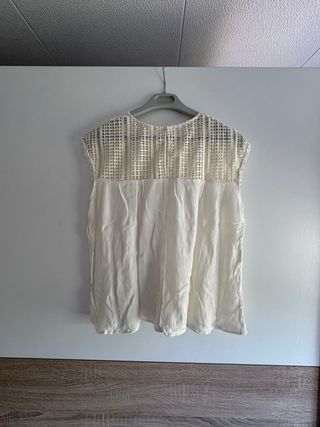 Blusa blanca con detalles de encaje