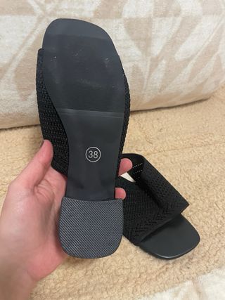 Sandalias negras de tacón