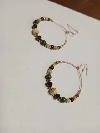 Orecchini a cerchio con perline