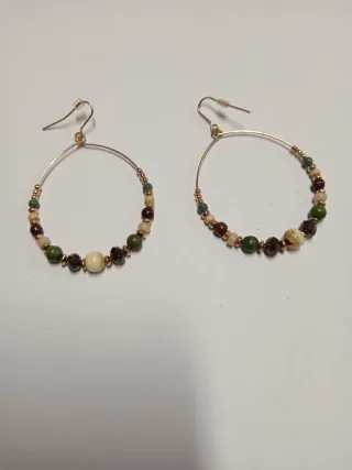 Orecchini a cerchio con perline