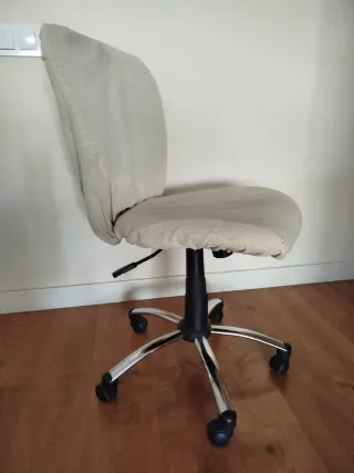 Silla de escritorio negra y plateada