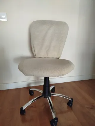 Silla de escritorio negra y plateada