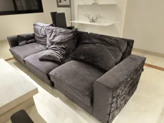 Sofá de terciopelo gris