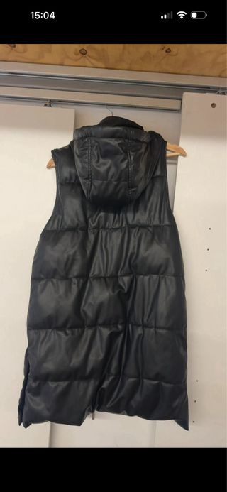 Chaleco Zara con capucha negro