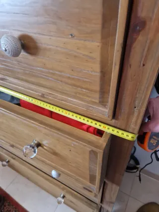 Cómoda de madera con 5 cajones