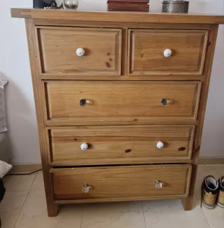 Cómoda de madera con 5 cajones