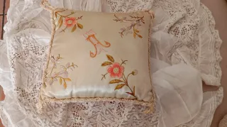 Acerico de seda antiguo.