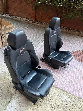 Asientos delanteros ST cuero negro