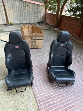 Asientos delanteros ST cuero negro