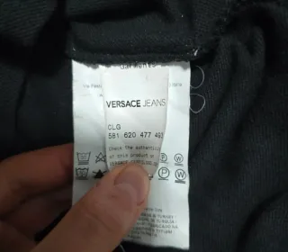 Polo Versace Jeans nero con maniche fantasia