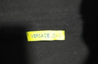 Polo Versace Jeans nero con maniche fantasia