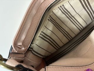 Borsa mano/tracolla rosa con borchie