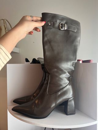 Botas altas tacón punta fina marrones