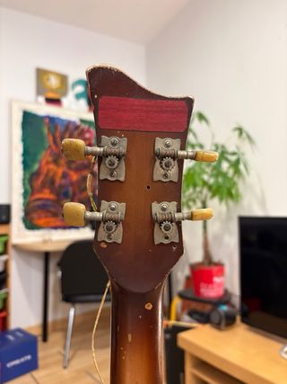 Bajo Hofner. No sé si funciona. Escucho ofertas