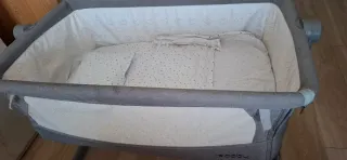 Minicuna con sábanas