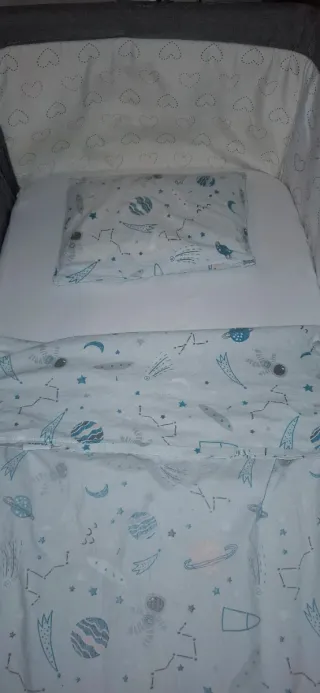 Minicuna con sábanas