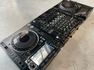 2x Pioneer DJ CDJ-2000NXS2 + DJM-900NXS2