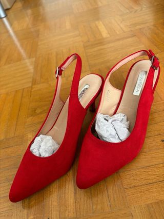 Zapatos rojos de tacón bajo
