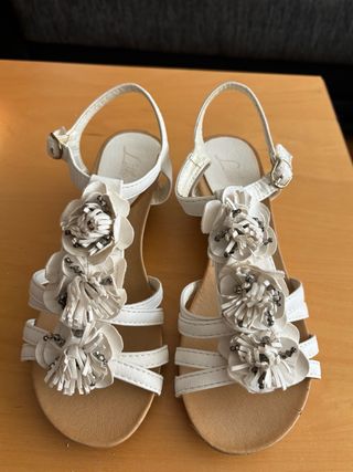 Sandalias blancas con flores