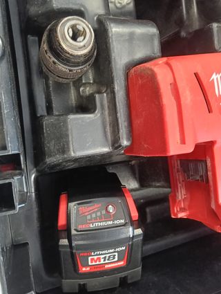 MARTILLO DEMOLEDOR MILWAUKEE M18 CHX + CARGADOR +