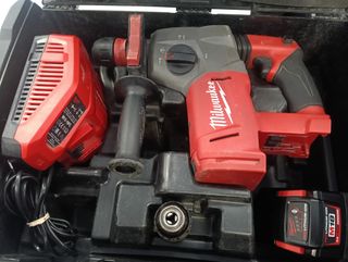 MARTILLO DEMOLEDOR MILWAUKEE M18 CHX + CARGADOR +