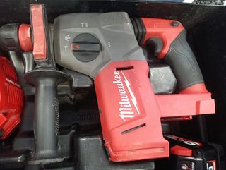 MARTILLO DEMOLEDOR MILWAUKEE M18 CHX + CARGADOR +