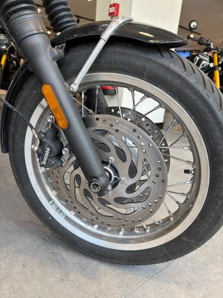 Triumph Bonneville T120 Negra