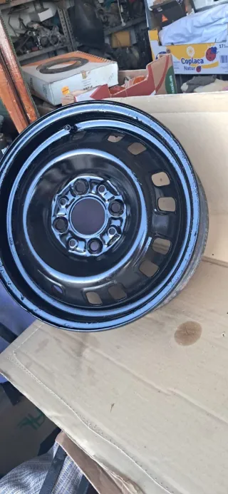 Llantas de acero negras y plateadas