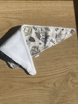 Babero hecho a mano ideal para la dentición.