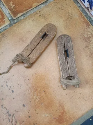 Herramientas de madera tallada antiguas