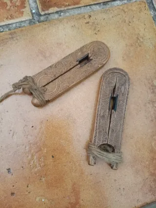 Herramientas de madera tallada antiguas