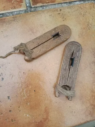 Herramientas de madera tallada antiguas