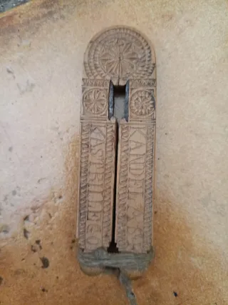 Herramientas de madera tallada antiguas