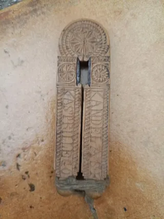 Herramientas de madera tallada antiguas