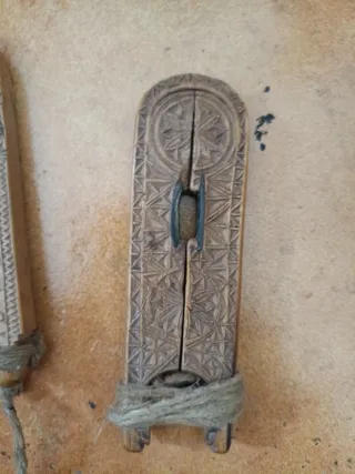 Herramientas de madera tallada antiguas