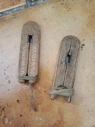 Herramientas de madera tallada antiguas