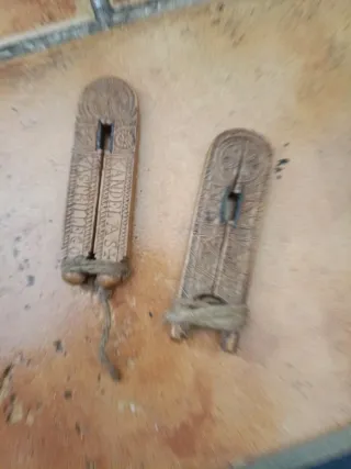 Herramientas de madera tallada antiguas