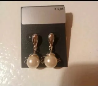 Pendientes largos y de perlas.