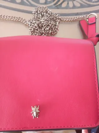 Bolso rosa con cadena dorada y detalles