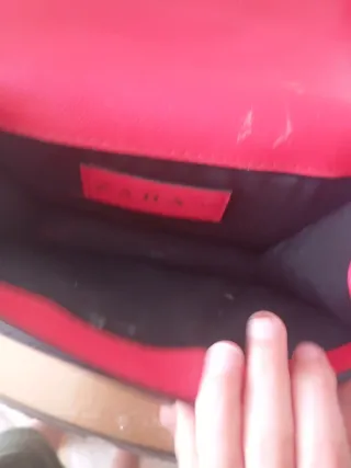 Bolso rosa con cadena dorada y detalles