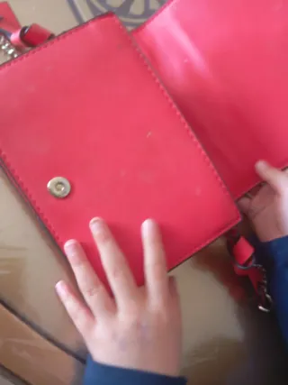 Bolso rosa con cadena dorada y detalles