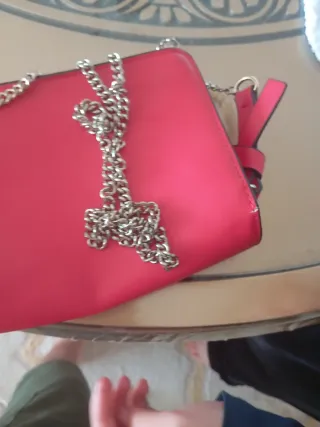 Bolso rosa con cadena dorada y detalles