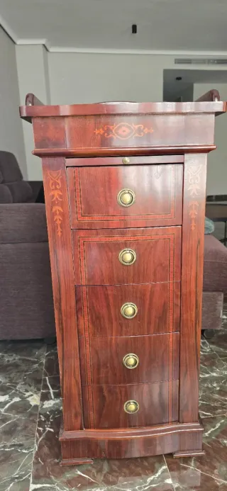 Mueble de madera maciza marquetería