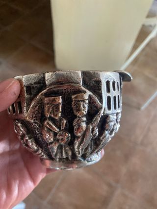 Cenicero antico con figure